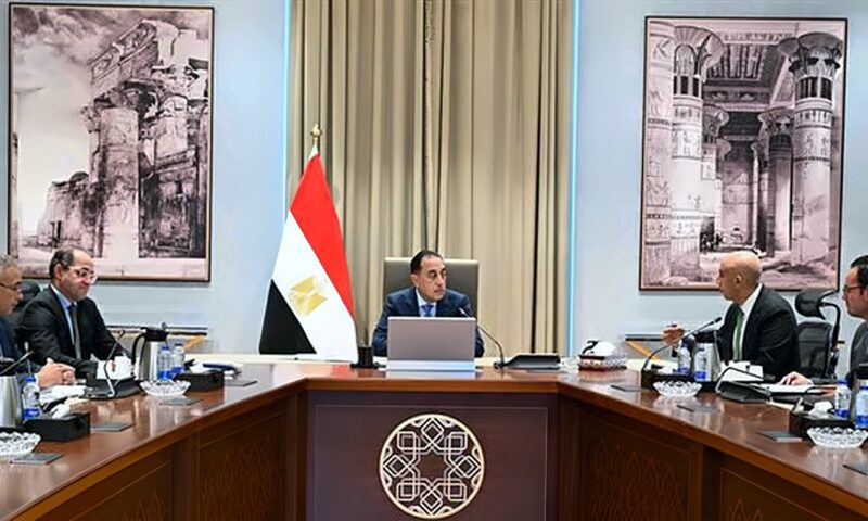 رئيس الوزراء يستعرض محاور جلستي حوار بشأن “موارد النقد وإدارة الدين” و”ملامح البرنامج الاقتصادي المصري حتى 2030″