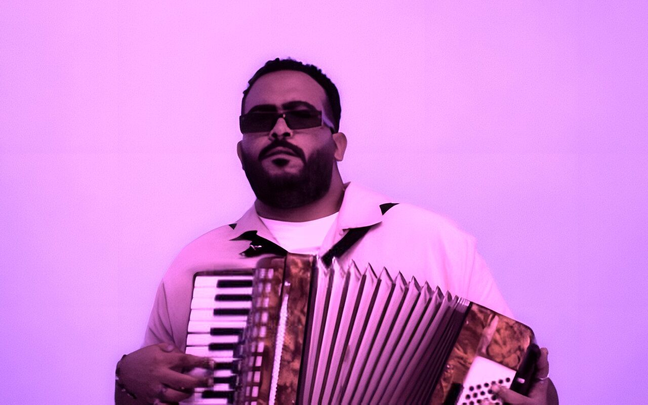 خالد عصام يطلق ألبوم “مترو” بخمس أغنيات جديدة