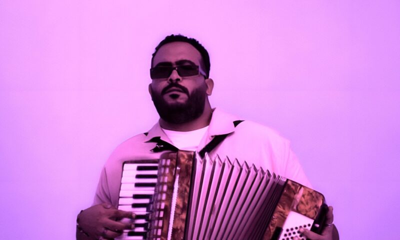 خالد عصام يطلق ألبوم “مترو” بخمس أغنيات جديدة