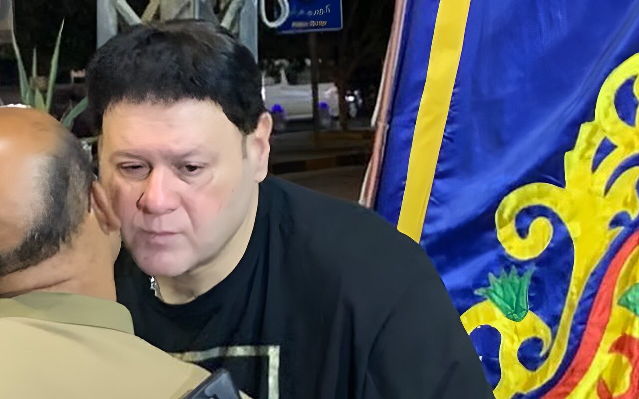 عمرو يسري يستقبل عزاء والدته بمسجد الخلفاء الراشدين في الجيزة بعد وفاتها بأمريكا .. صور