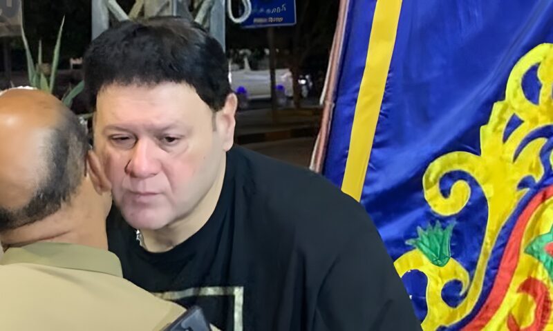 عمرو يسري يستقبل عزاء والدته بمسجد الخلفاء الراشدين في الجيزة بعد وفاتها بأمريكا .. صور