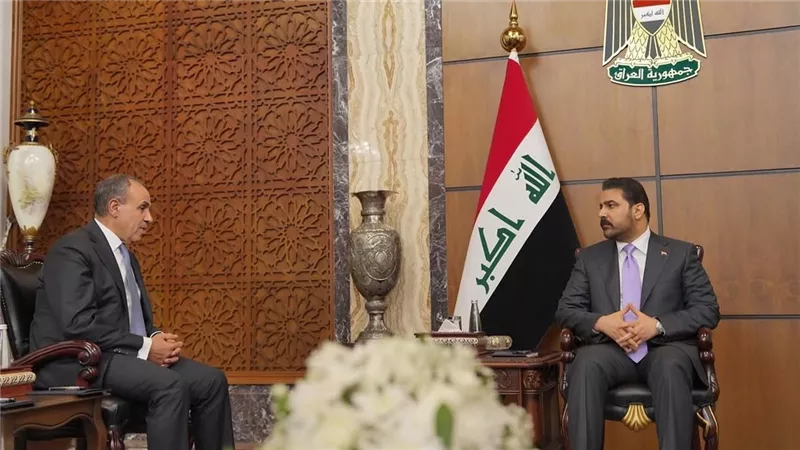 وزير الخارجية يلتقي رئيس الوزراء العراقي.. ويؤكد على أهمية تعزيز الشراكة الثنائية وتضافر الجهود لدعم الاستقرار الإقليمي