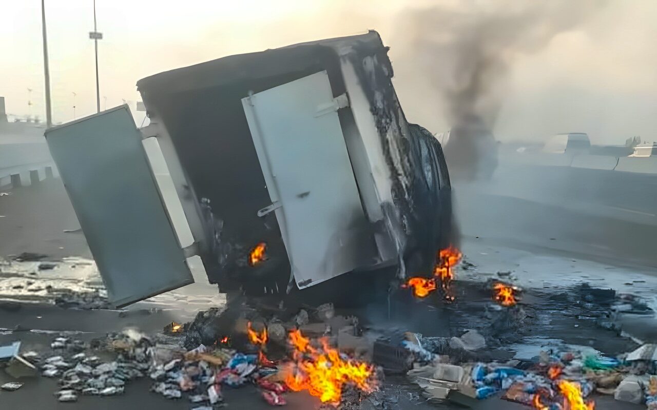 إصابة 3 أشخاص واشتعال النيران في سيارة ثلاجة بحادث تصادم على طريق بنها الحر