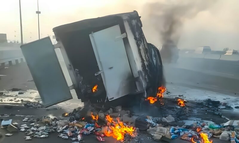 إصابة 3 أشخاص واشتعال النيران في سيارة ثلاجة بحادث تصادم على طريق بنها الحر