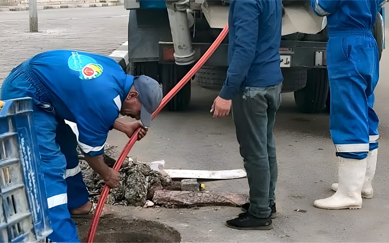 مياه القناة تستنفر فرقها لتطهير الصرف الصحي استعدادا للشتاء