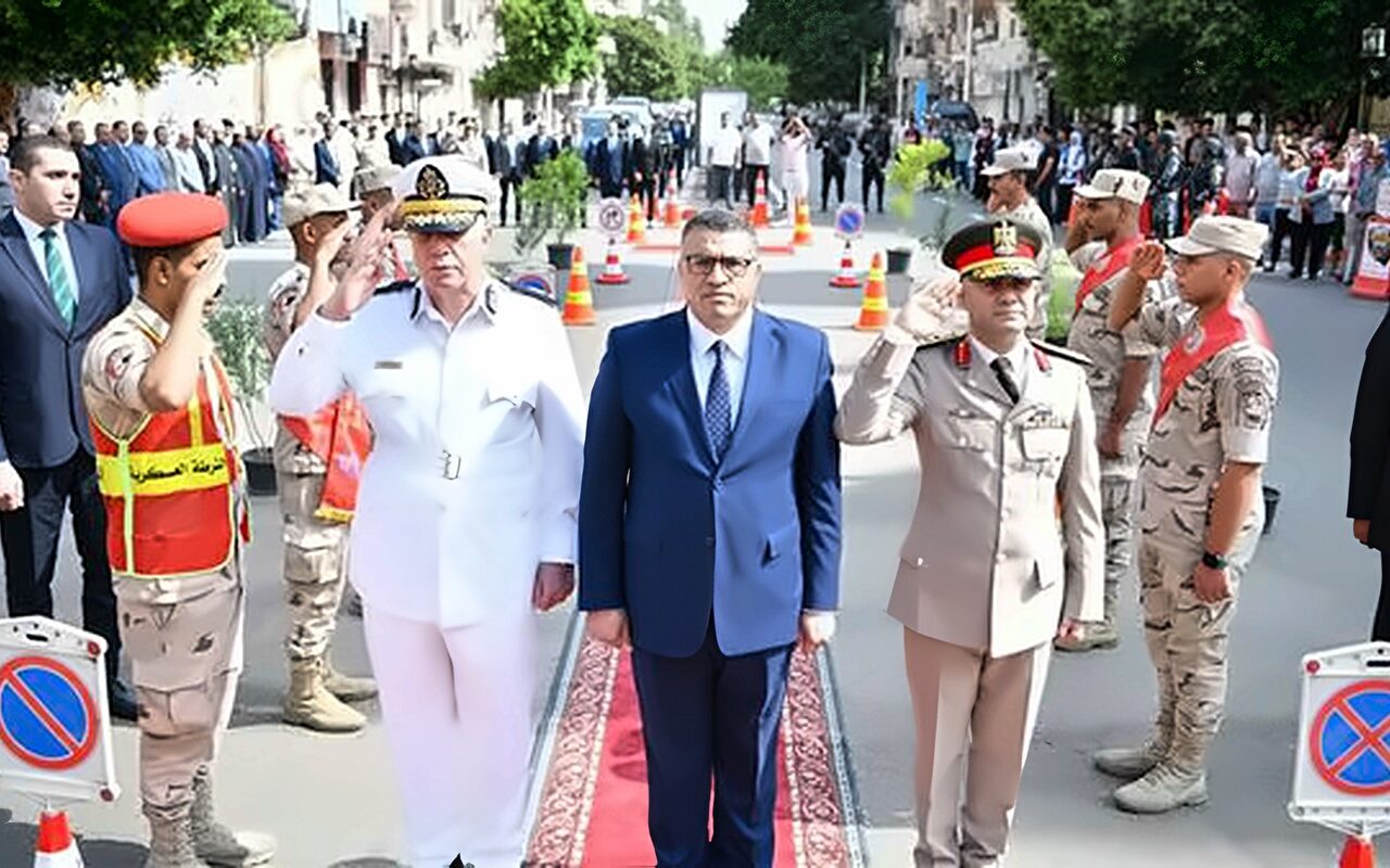محافظ قنا يضع إكليل الزهور على النصب التذكاري للشهداء في الذكرى الـ53 لانتصارات أكتوبر المجيدة