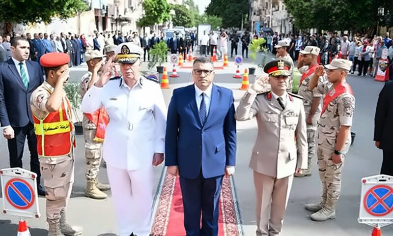 محافظ قنا يضع إكليل الزهور على النصب التذكاري للشهداء في الذكرى الـ53 لانتصارات أكتوبر المجيدة