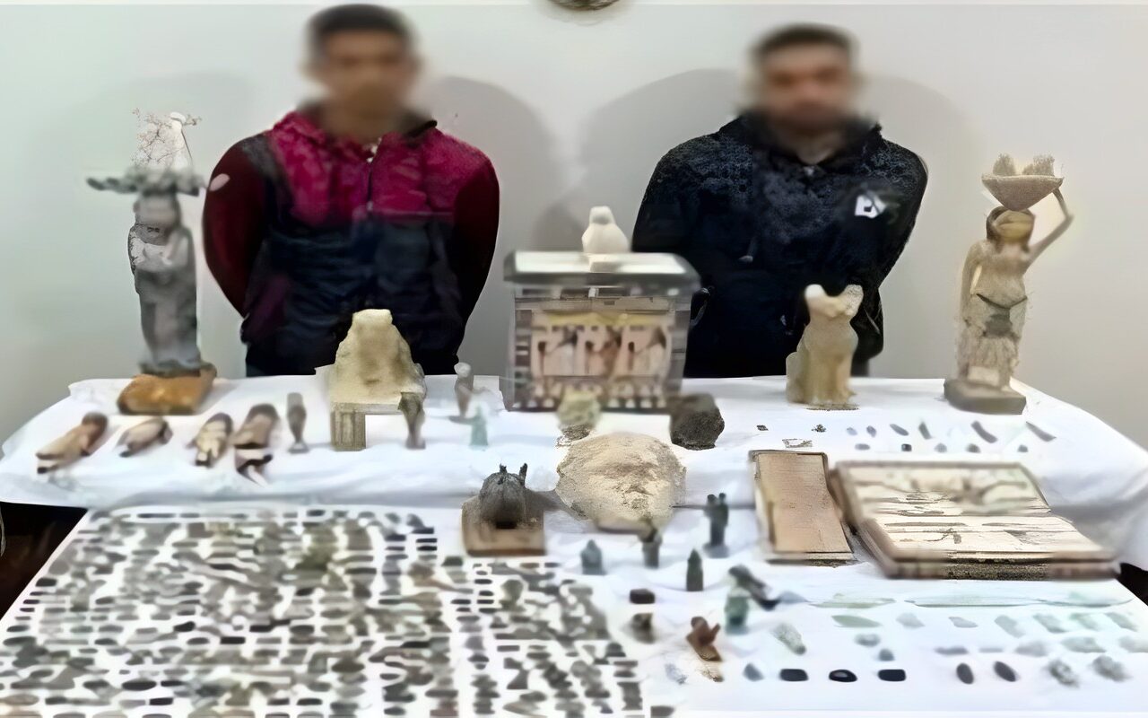 521 قطعة أثرية من قلب الجبل، سقوط تاجري آثار في المنيا وكنوز من 3 حضارات تكشف السر