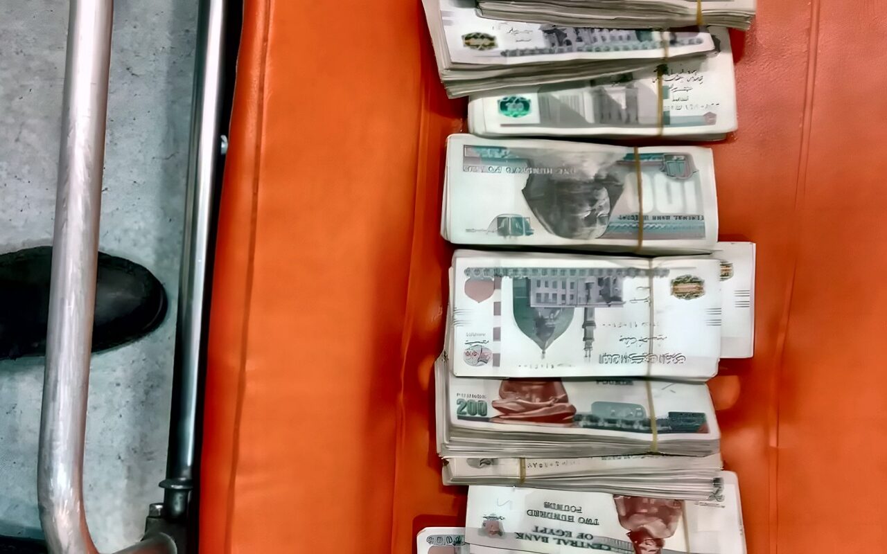 مسعف وسائق يعيدان 230 ألف جنيه لمصاب في حادث تصادم بالفيوم