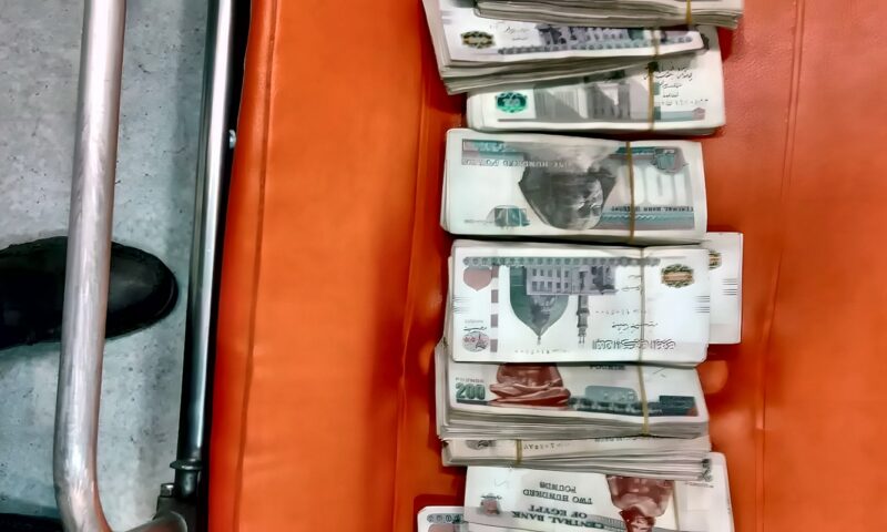 مسعف وسائق يعيدان 230 ألف جنيه لمصاب في حادث تصادم بالفيوم
