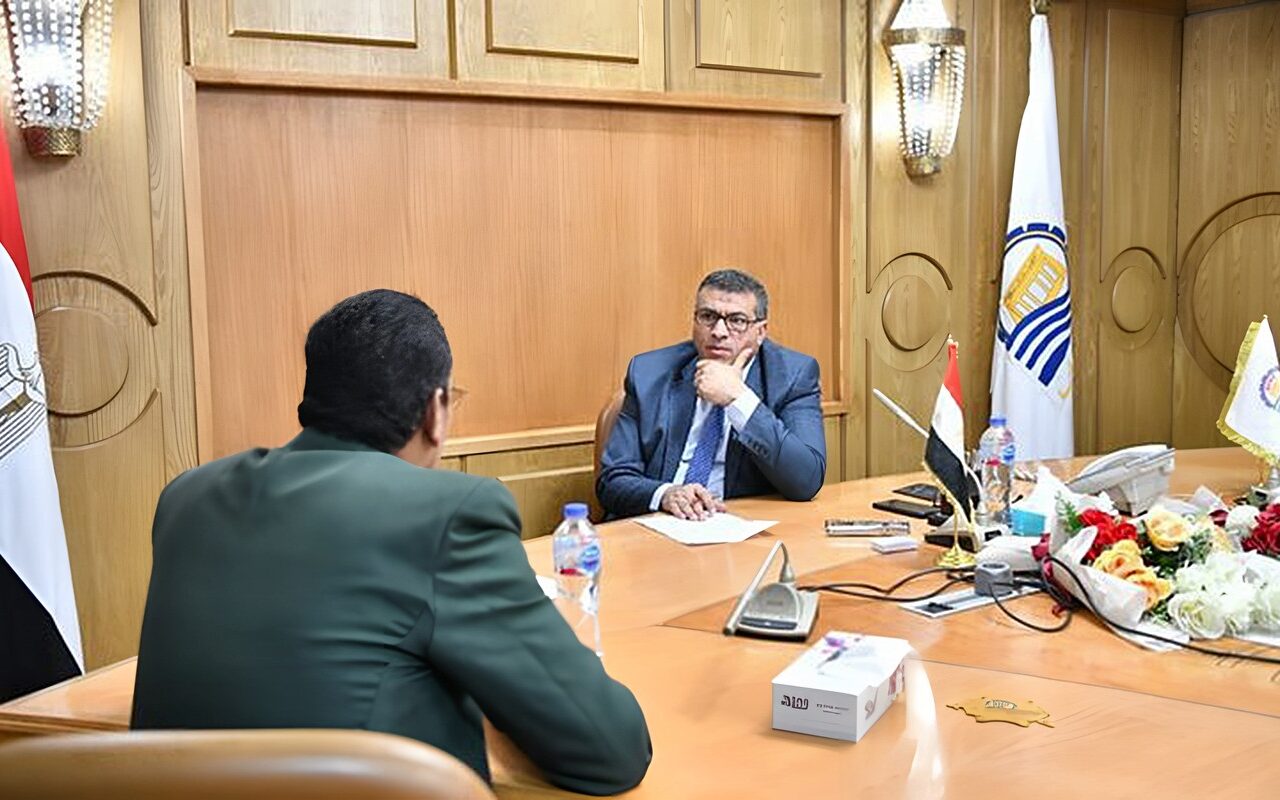 محافظ قنا يبحث 281 طلبًا وشكوى للمواطنين بمختلف القطاعات الخدمية