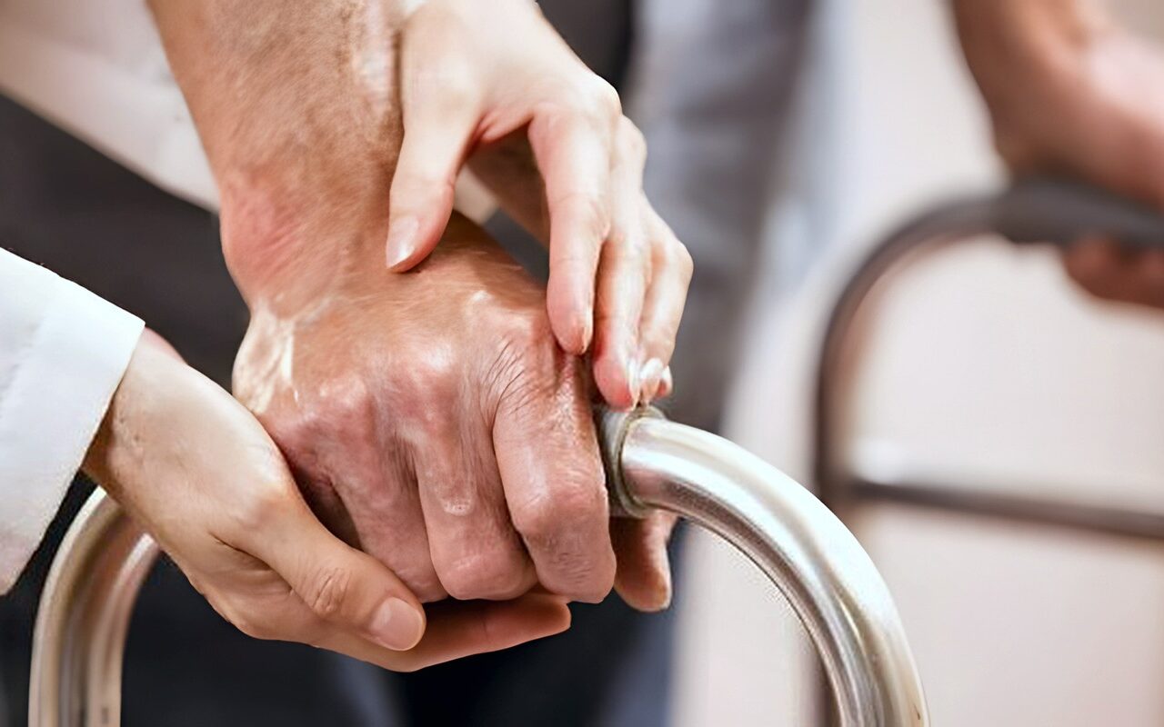 رعاية المسنين مسؤولية قانونية.. الحبس والغرامة لمواجهة الإهمال والاستغلال