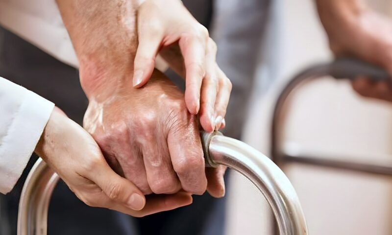 رعاية المسنين مسؤولية قانونية.. الحبس والغرامة لمواجهة الإهمال والاستغلال
