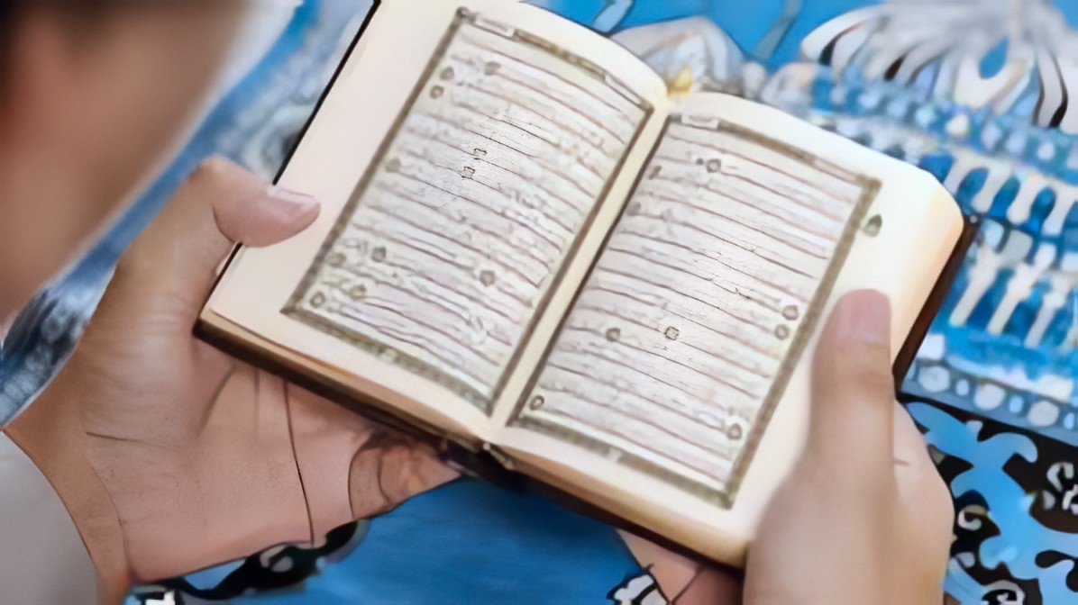 حكم قراءة القرآن وأنا على غير طهارة؟
