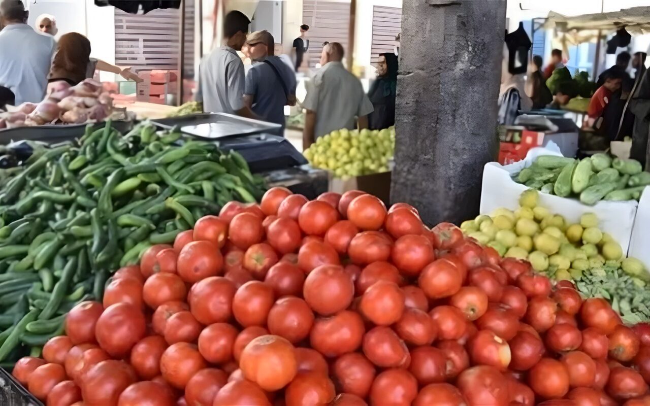 سعر الخضار اليوم، انخفاض مفاجئ في الطماطم وارتفاع 7 أصناف منها البصل والفلفل والخيار