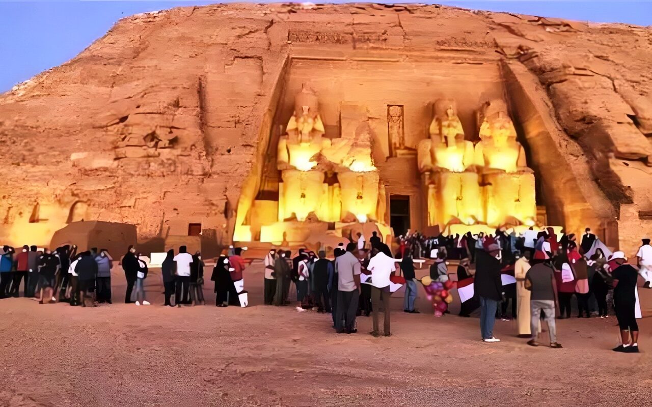 لحظة تعامد الشمس على وجه الملك رمسيس الثاني في أبو سمبل بأسوان (فيديو)