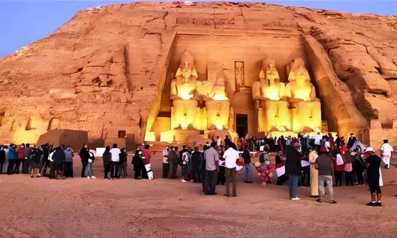 لحظة تعامد الشمس على وجه الملك رمسيس الثاني في أبو سمبل بأسوان (فيديو)