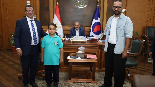 الصلح خير .. محافظ السويس ينهى خلاف بين تلميذين بعد رصد استغاثه