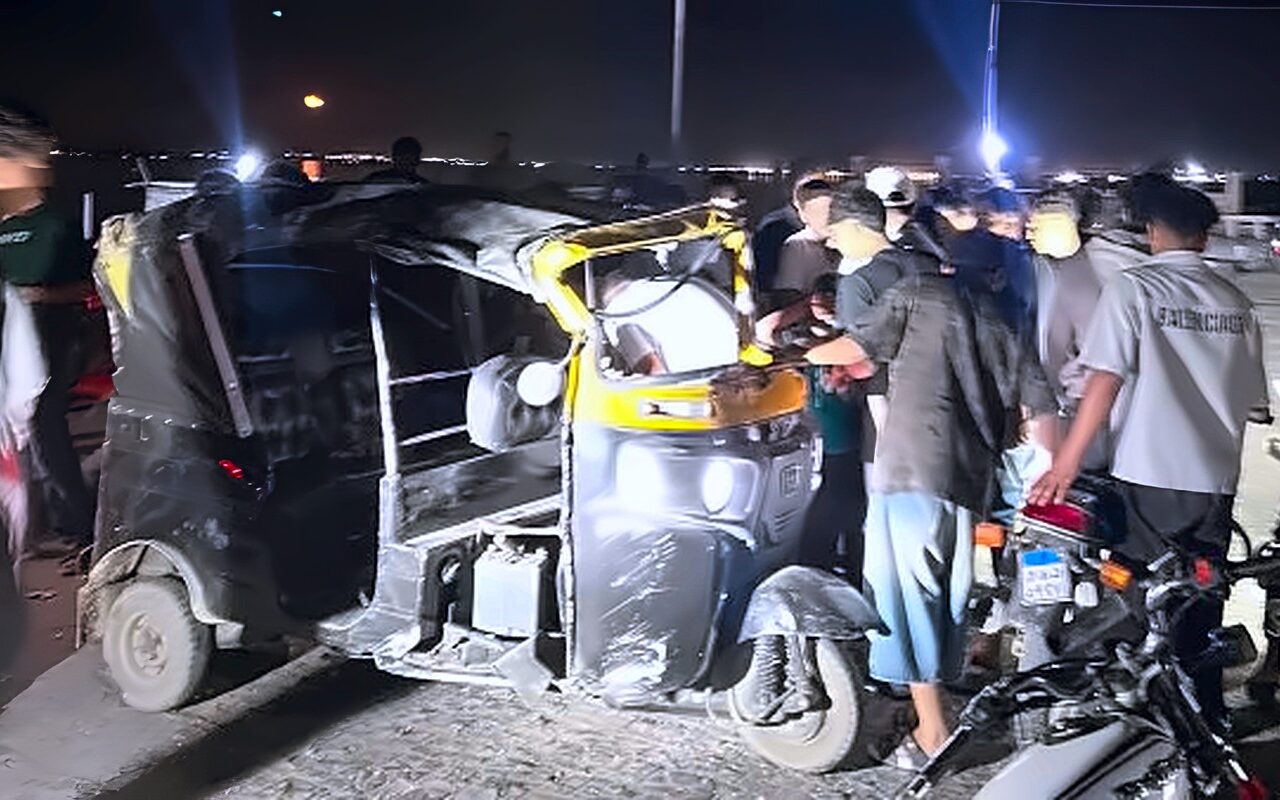 انقلاب توك توك على ضفاف بحيرة قارون بالفيوم وإصابة 3 أشخاص ونقلهم للمستشفى