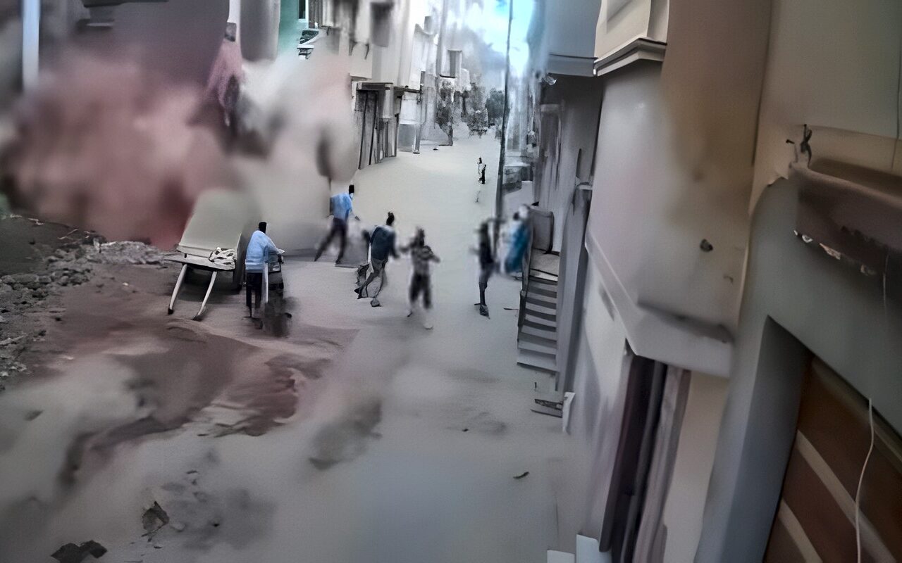 تحول لكوم تراب.. كاميرات المراقبة ترصد لحظة انهيار عقار في كفر الشيخ