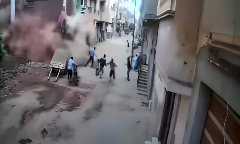 تحول لكوم تراب.. كاميرات المراقبة ترصد لحظة انهيار عقار في كفر الشيخ