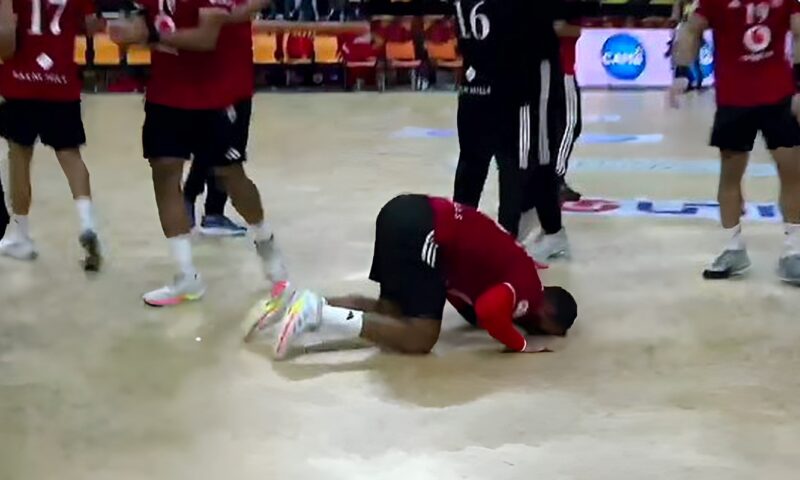 اهرب من الأهلي أروح على فين .. إعلامي يحتفي بتتويج الأحمر بأفريقيا