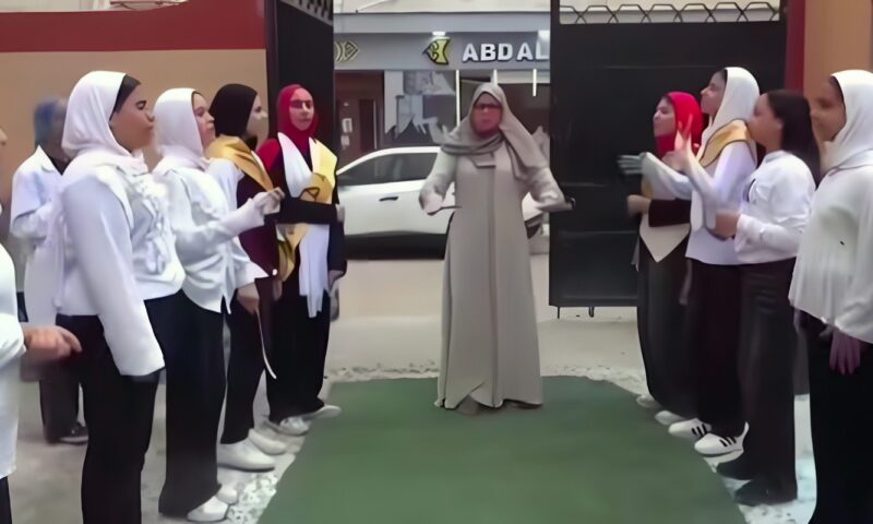 يا أغلى اسم في الوجود.. معلمة تشارك طلابها الغناء في مشهد يغمره الفخر بالوطن
