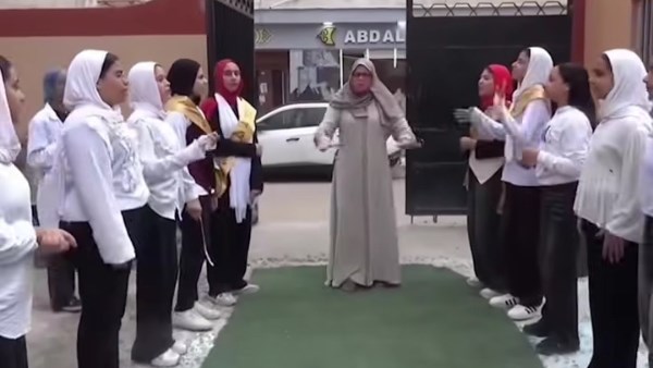 يا أغلى اسم في الوجود.. معلمة تشارك طلابها الغناء في مشهد يغمره الفخر بالوطن