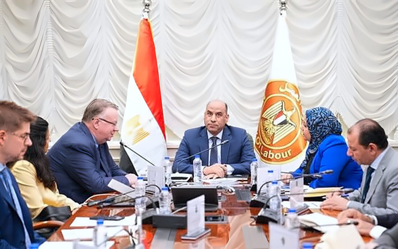 وزير العمل يعقد اجتماعًا مع وفد “العمل الدولية” و”سينرجيز” للاطلاع على مستجدات إعداد الخطة التنفيذية للاستراتيجية الوطنية للتشغيل