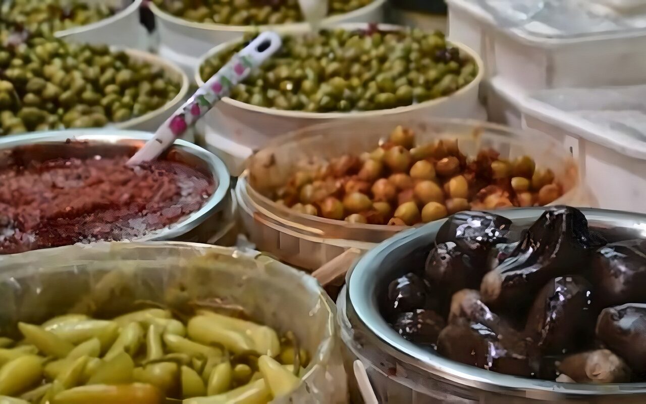 مصادرة 7 طن أعلاف حيوانية مجهولة المصدر وبدون بيانات في حملة بالغربية