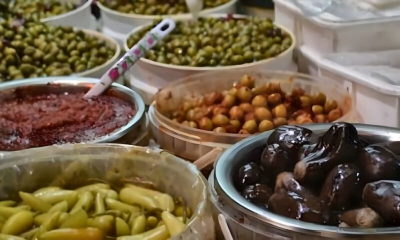 مصادرة 7 طن أعلاف حيوانية مجهولة المصدر وبدون بيانات في حملة بالغربية