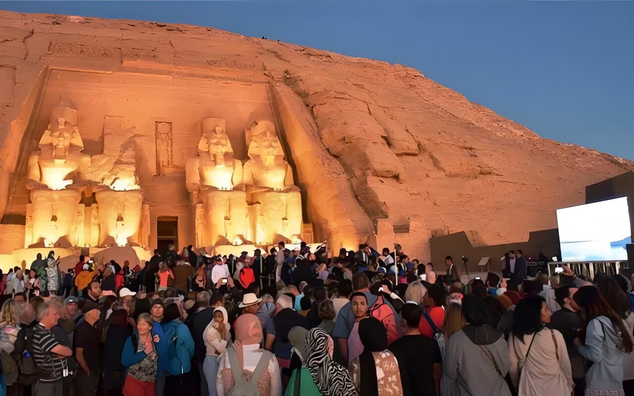 استعراضات فنية أثناء تعامد الشمس على تمثال رمسيس الثاني في أبو سمبل بأسوان (فيديو)