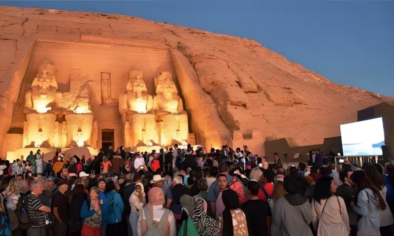 استعراضات فنية أثناء تعامد الشمس على تمثال رمسيس الثاني في أبو سمبل بأسوان (فيديو)