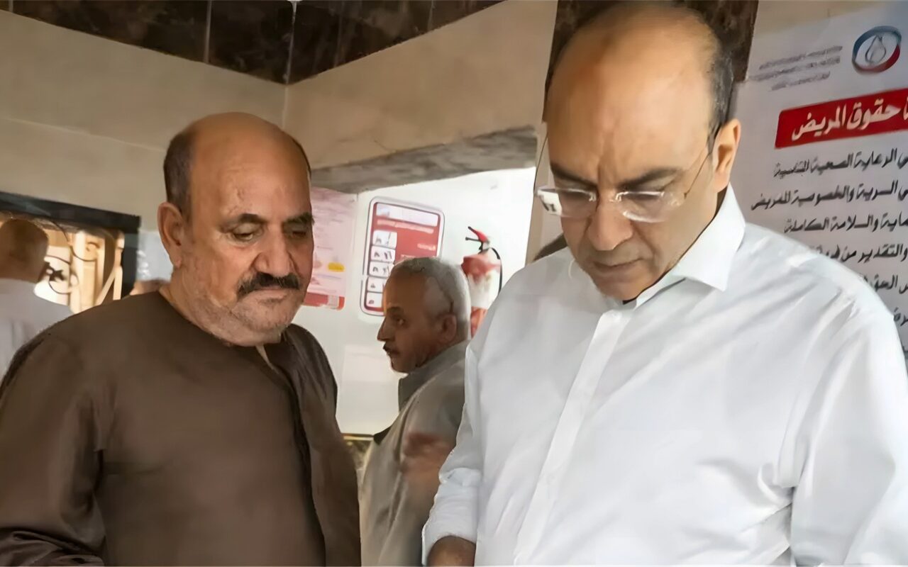 نقص أدوية ومخالفات في الزي الرسمي، ماذا رصد رئيس التأمين الصحي خلال زيارته المفاجئة لعيادات المنوفية؟