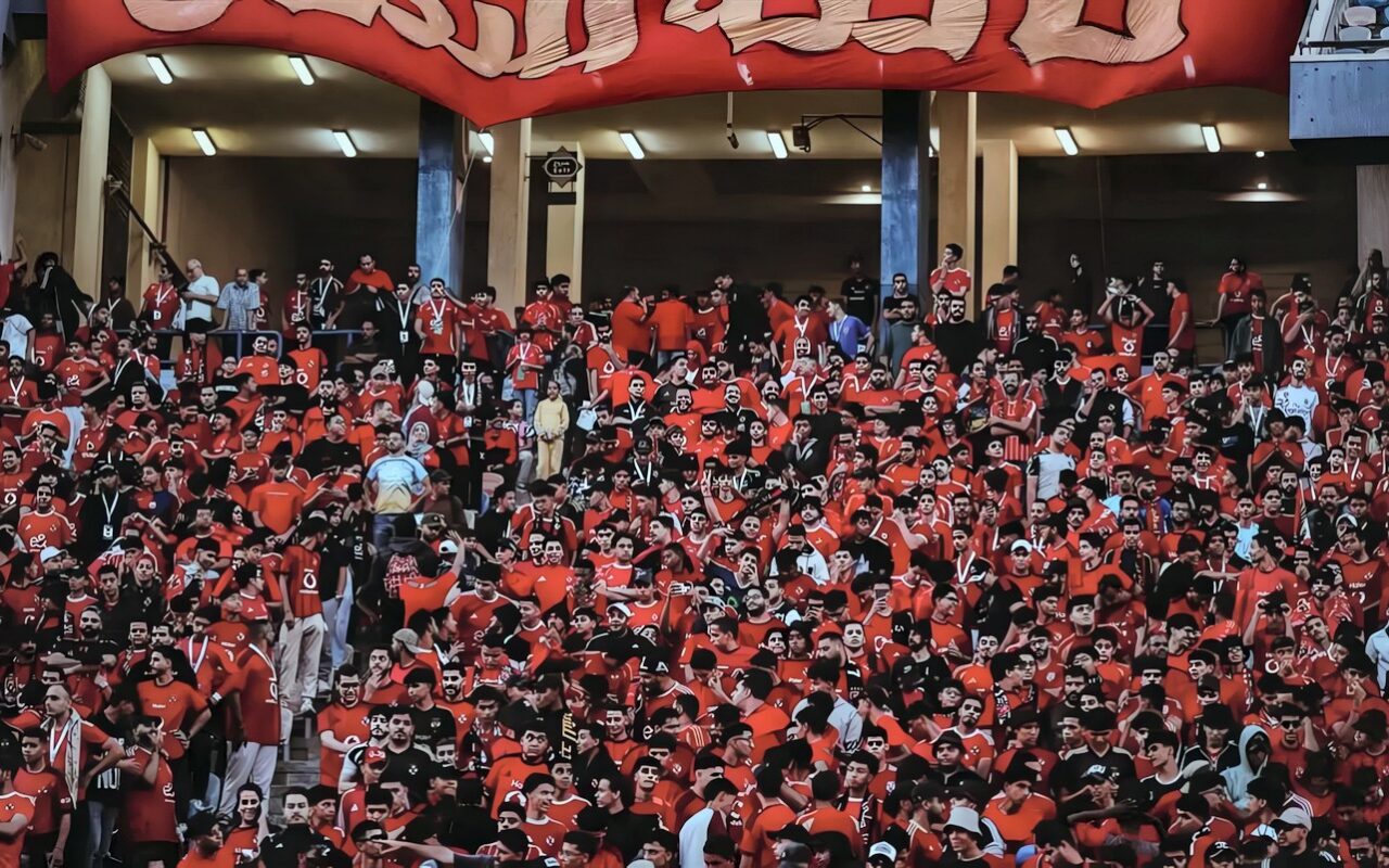 رسائل نارية من جماهير الأحمر خلال مواجهة كيتارا: النادي الأهلي خيره على الكل (فيديو)