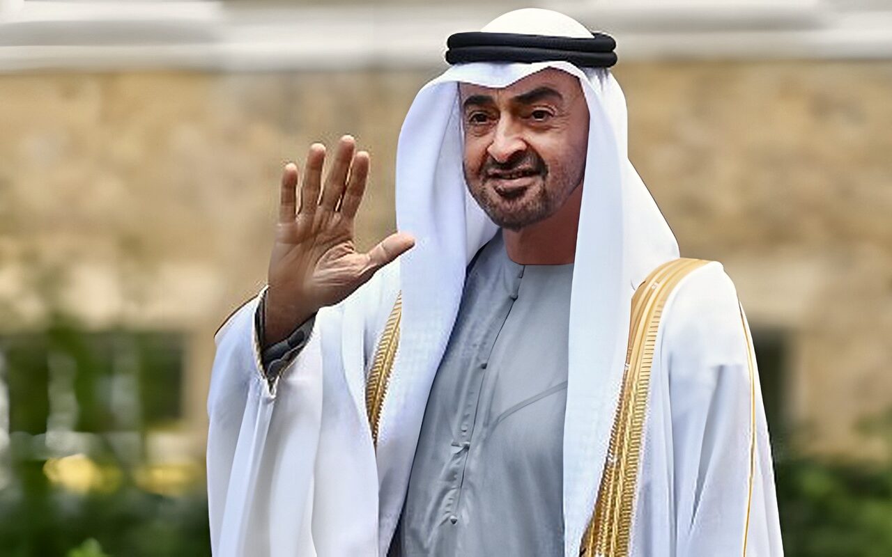 بصورة من طفولته وإهداء بخط اليد.. محمد بن زايد يوجه رسالة للمعلمين في يومهم العالمي