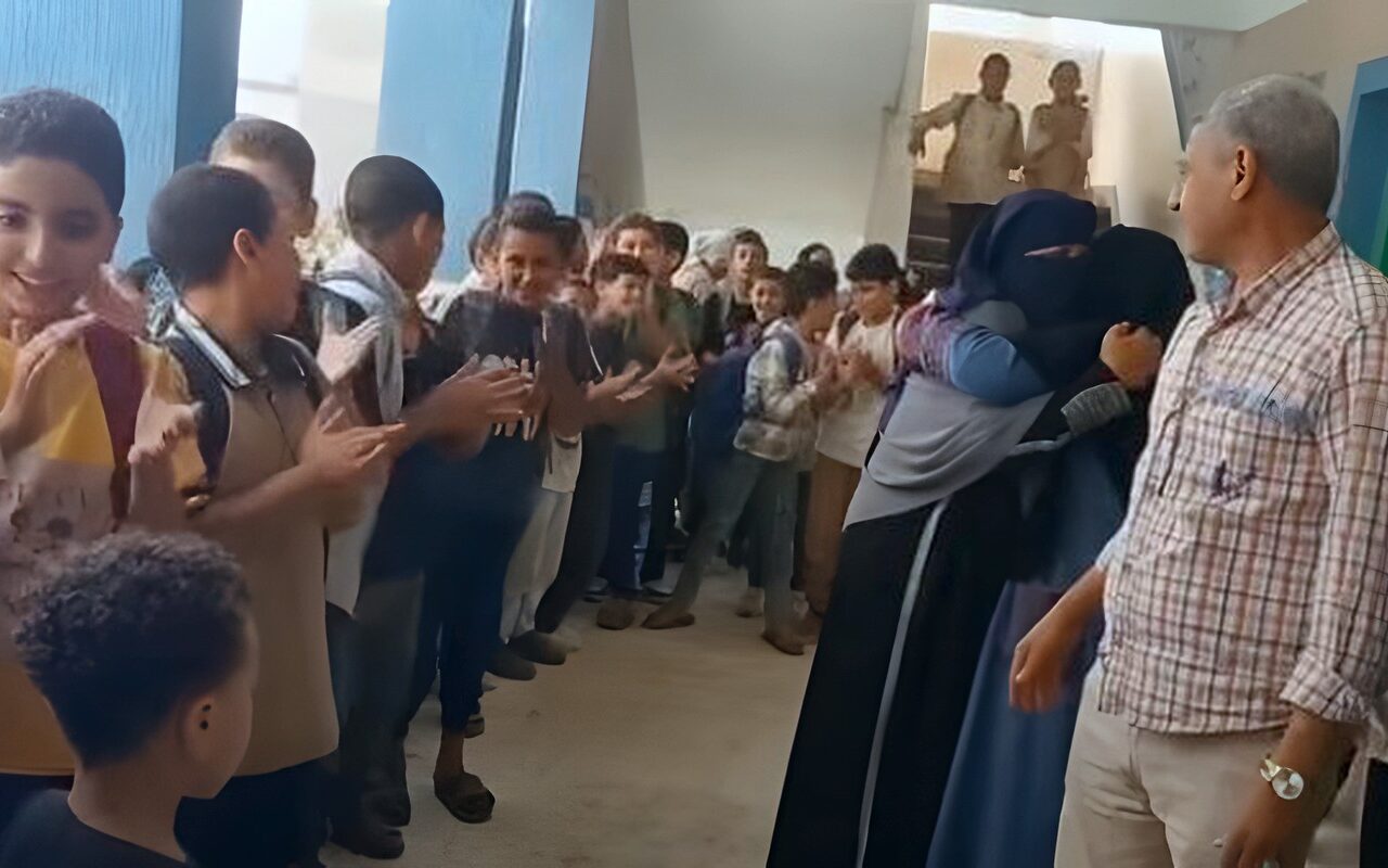 مش هننساكي.. تلاميذ يودعون معلمتهم بممر شرفي بعد بلوغها سن التقاعد