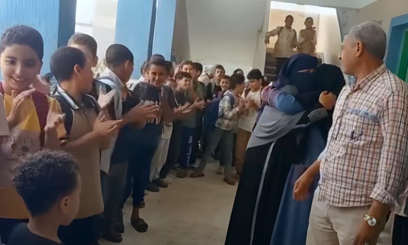 مش هننساكي.. تلاميذ يودعون معلمتهم بممر شرفي بعد بلوغها سن التقاعد