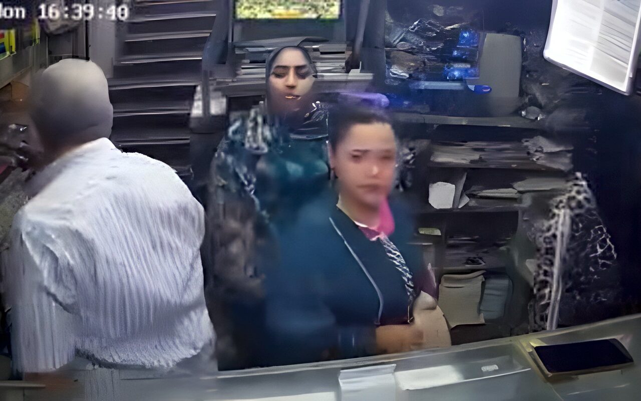 سرقته ولبست الطرحة.. لحظة استيلاء فتاة على هاتف من داخل سوبر ماركت بالزقازيق
