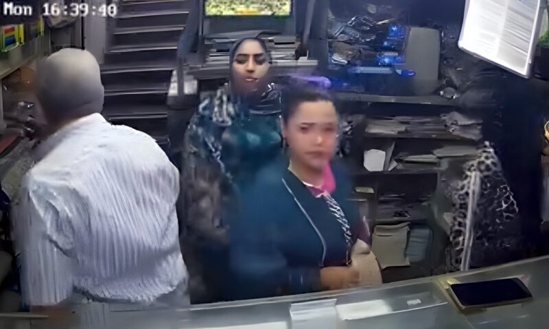 سرقته ولبست الطرحة.. لحظة استيلاء فتاة على هاتف من داخل سوبر ماركت بالزقازيق