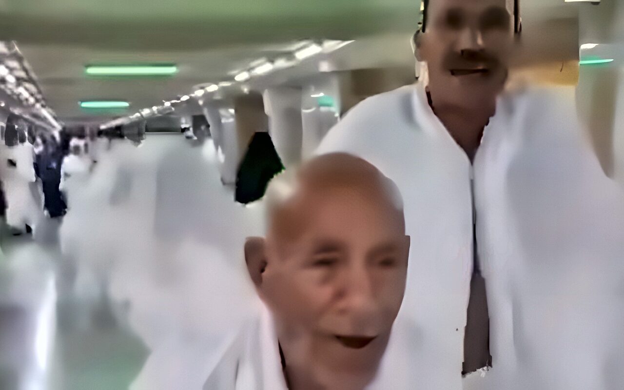 “كان فرحان كأنه طفل”.. فيديو مسن أثناء العمرة يشعل التواصل قبل وفاته