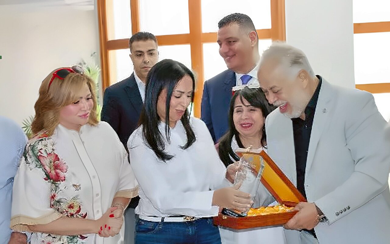 بحضور أشرف زكي ونجوم الفن.. إلهام شاهين توثق زيارة وزير التضامن الاجتماعي لدار كبار الفنانين