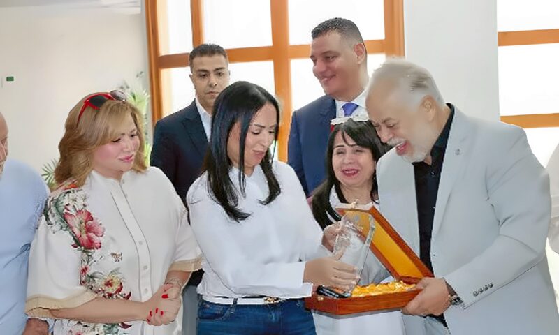 بحضور أشرف زكي ونجوم الفن.. إلهام شاهين توثق زيارة وزير التضامن الاجتماعي لدار كبار الفنانين