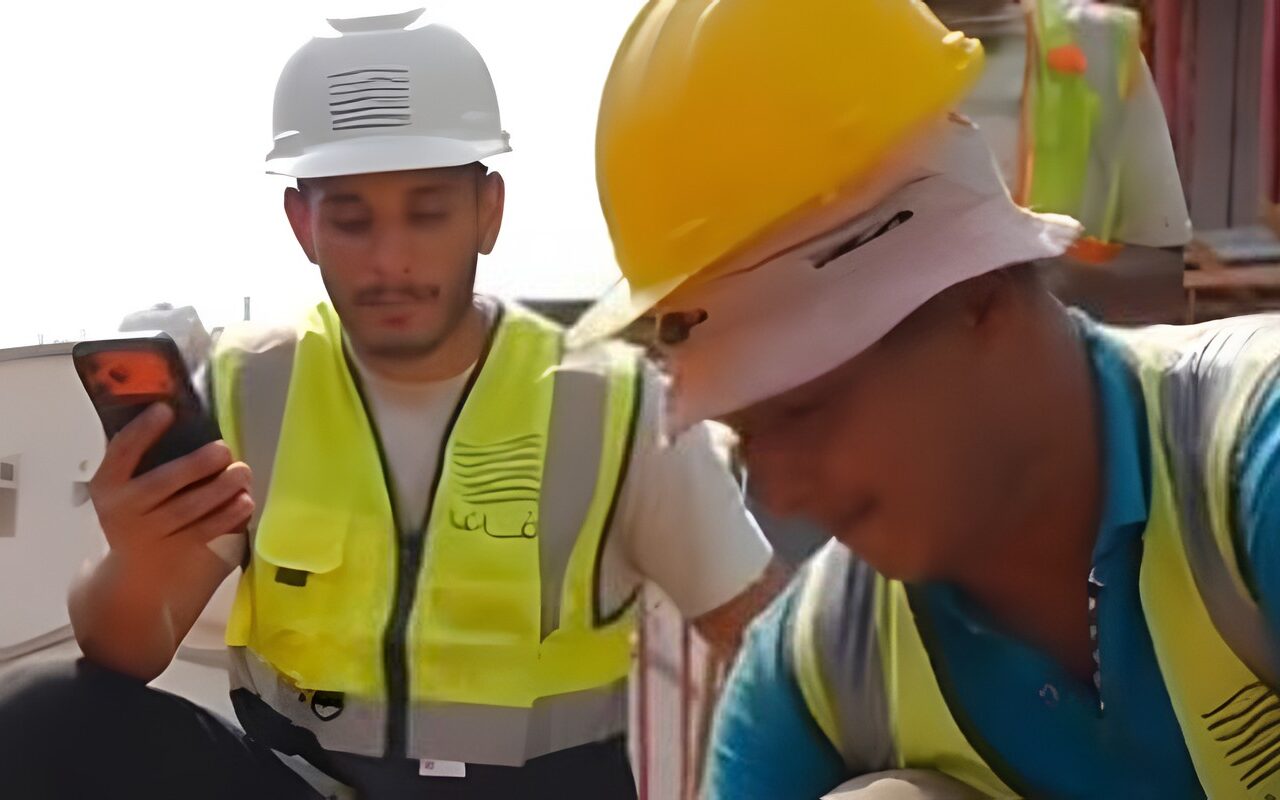وزع الجائزة على زمايله.. عامل مصري يبهر صانع محتوى سعودي تحداه بدق أكبر عدد مسامير في ثوانٍ