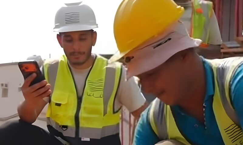 وزع الجائزة على زمايله.. عامل مصري يبهر صانع محتوى سعودي تحداه بدق أكبر عدد مسامير في ثوانٍ