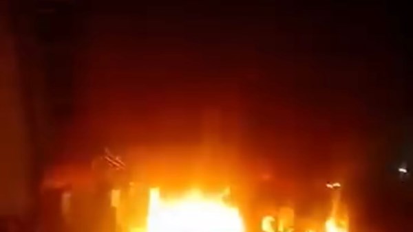 مقدرش يمسك دموعه.. صاحب قاعة أفراح بنجع حمادي يوثق لحظة احتراق مشروعه: كل حاجة راحت