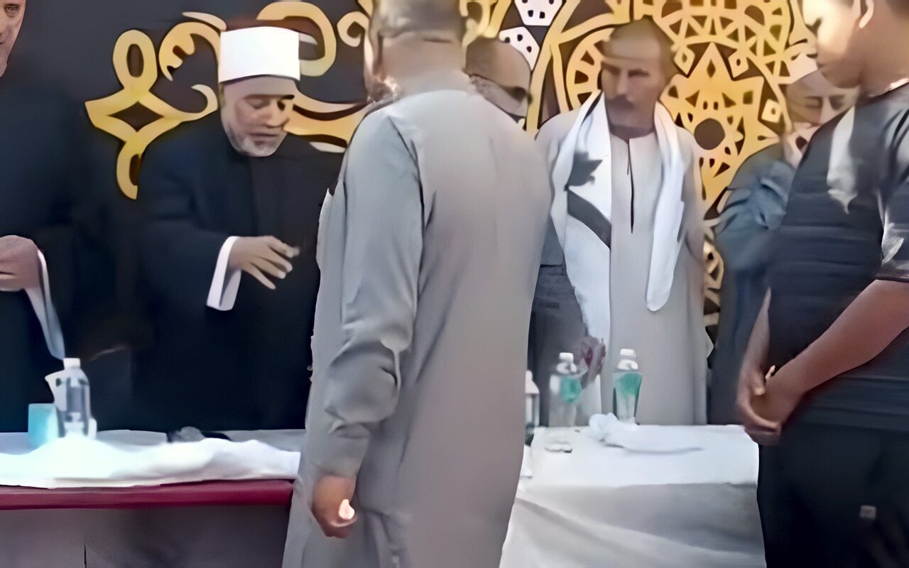 جاي أنا وأولادي وعائلتي نطلب العفو.. جلسة عرفية تنهي خصومة بين عائلتين بالفيوم