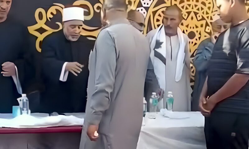جاي أنا وأولادي وعائلتي نطلب العفو.. جلسة عرفية تنهي خصومة بين عائلتين بالفيوم