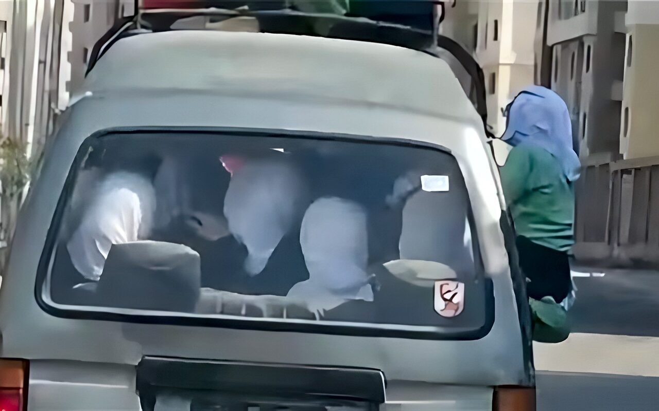 فوق السقف وبيضحكوا.. فيديو صادم لنقل طلاب مدارس بالنهضة