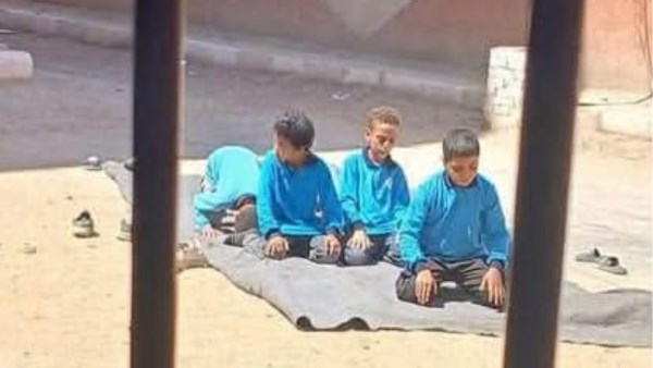 تلاميذ يؤدون صلاة الظهر بفناء مدرسة في سوهاج خلال اليوم الدراسي.. شاهد